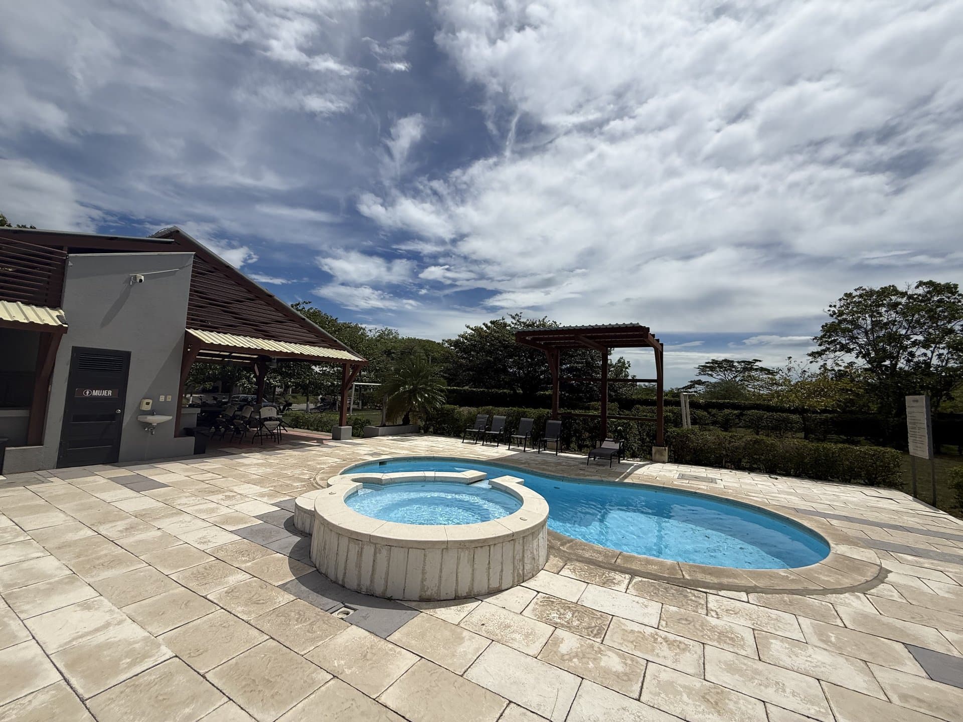 Casa amueblada de 3 habitaciones en condominio con piscina en Liberia