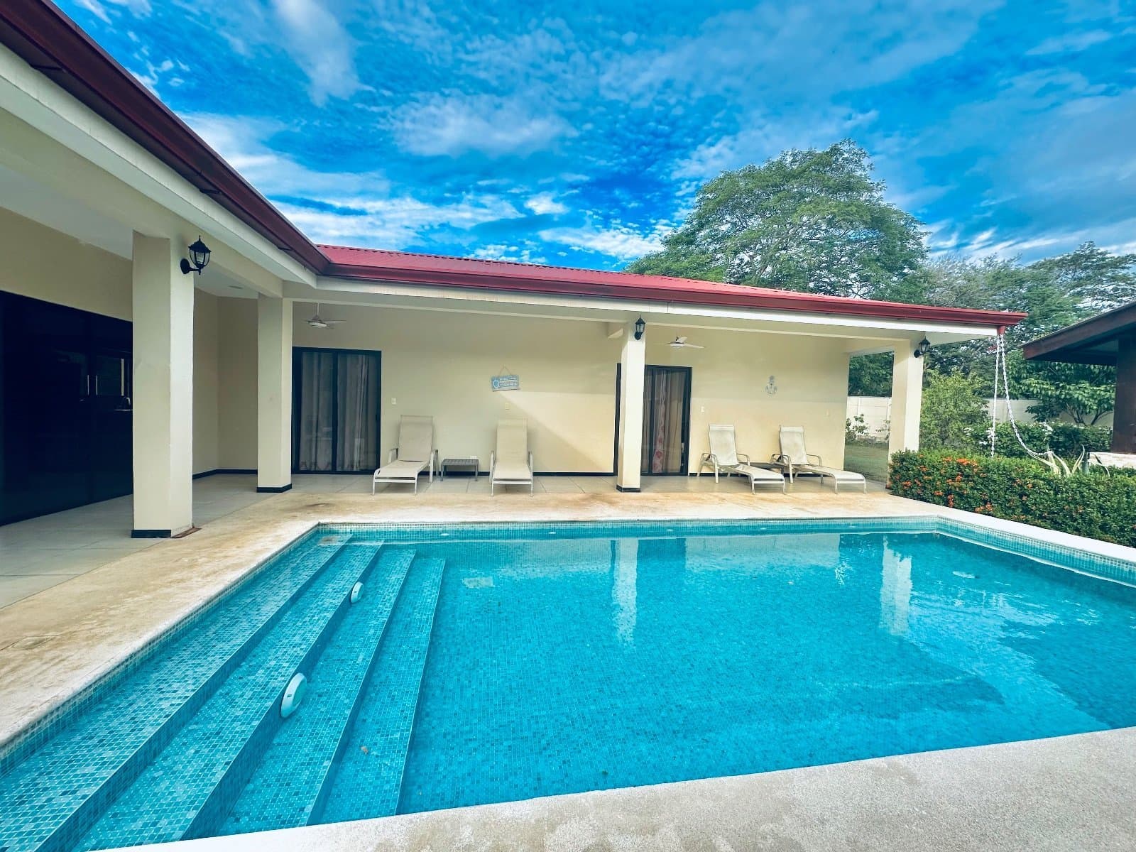 Casa de 3 habitaciones con piscina, rancho y amplio jardín - Playa Potrero
